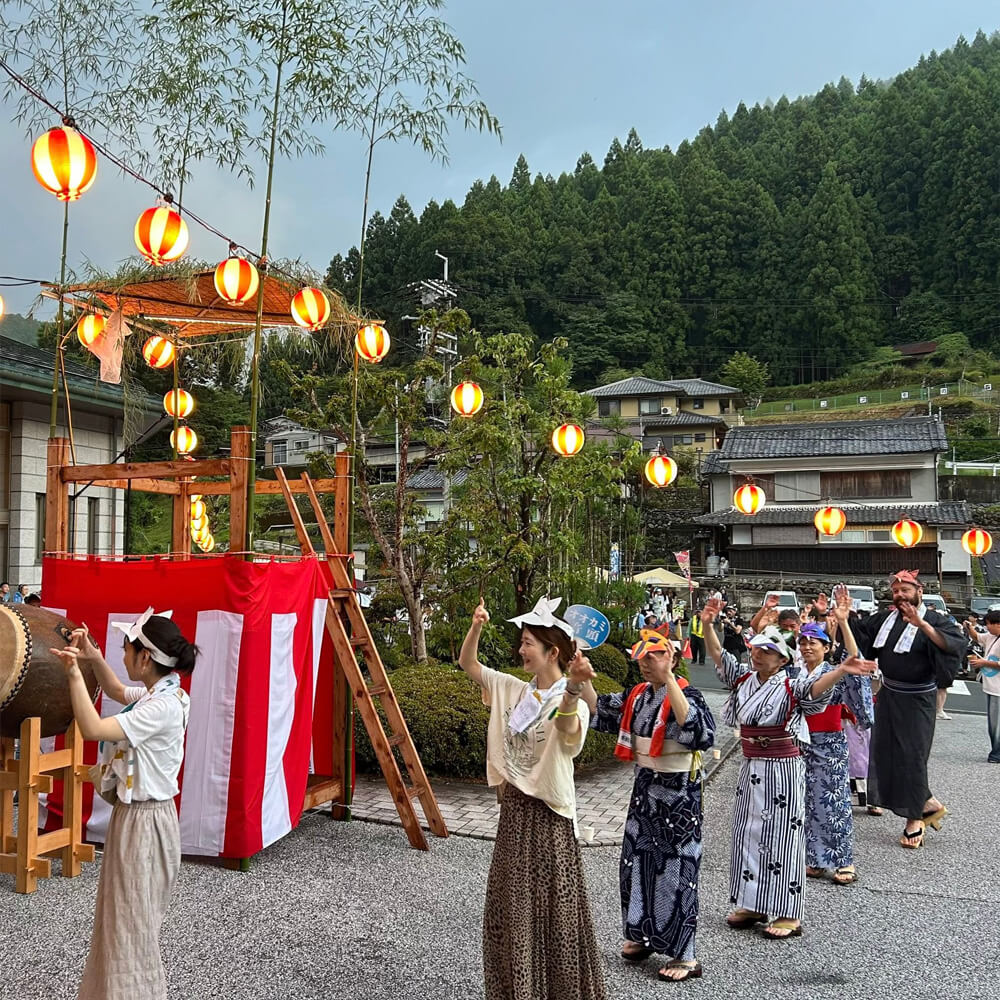ニホンオオカミお面で盆踊り